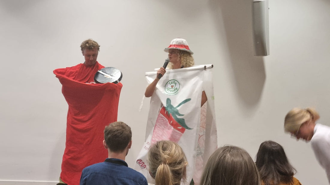 DANY als klassische Konfitüre und ANITA als tasty spready LIEBI beim Pitch Theater Auftritt